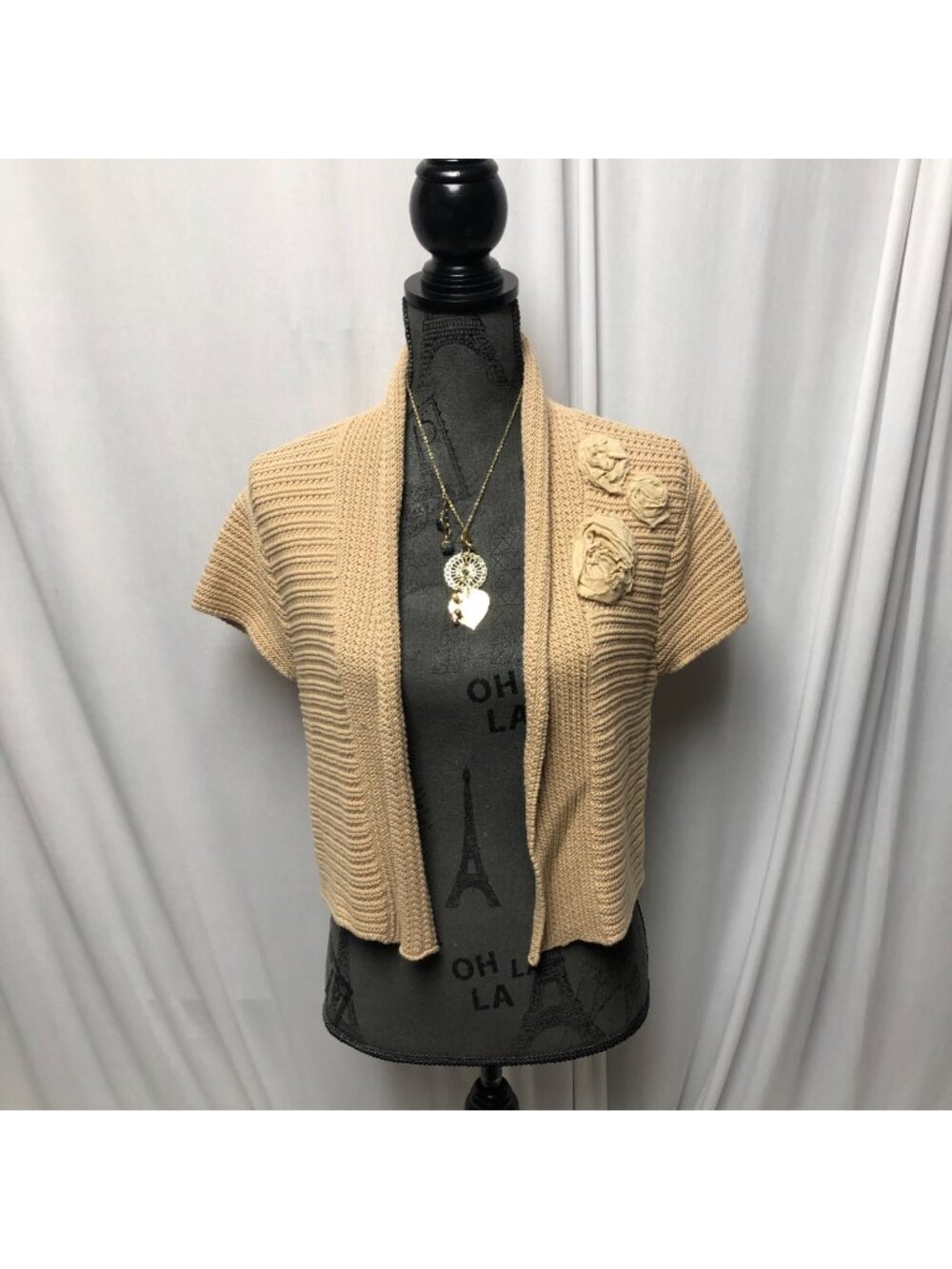 Cabi Shrug Sweater Shawl Collar Womens Size Large Tan Short Sleeve 3D Flowers